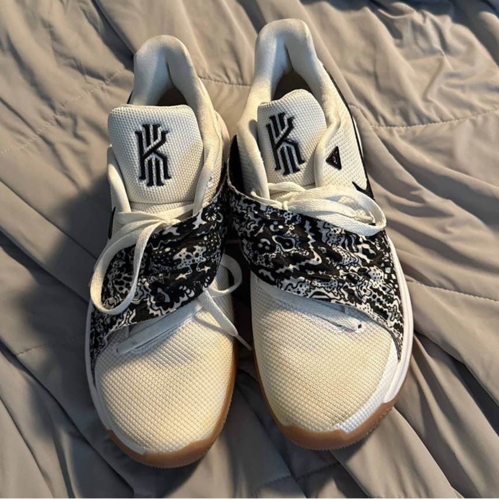 Kyrie Low ‘white’
